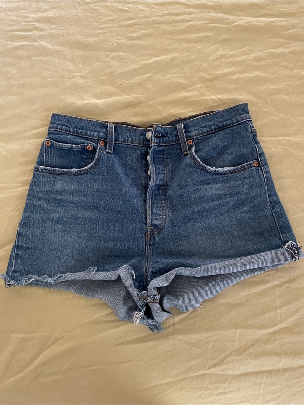 Levi’s ribcage denim shorts 31 super comfy medium blue washed